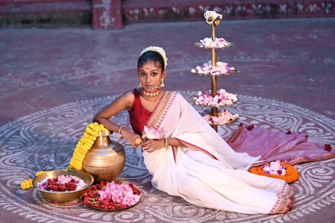 Dhonekhali Saree – Maroon Paar, Shada Mon - Image 7