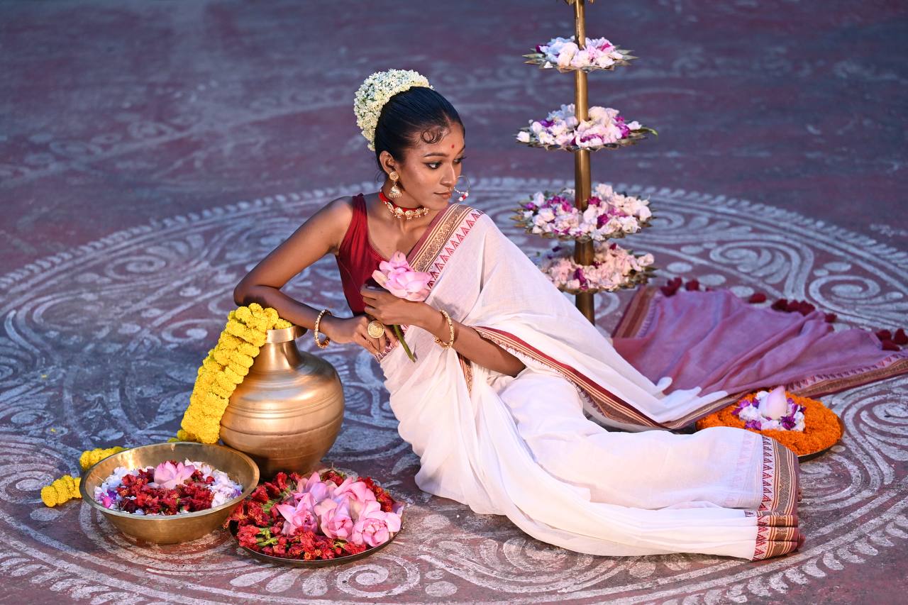 Dhonekhali Saree – Maroon Paar, Shada Mon - Image 4