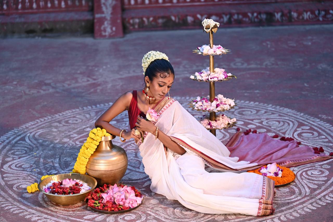 Dhonekhali Saree – Maroon Paar, Shada Mon - Image 5